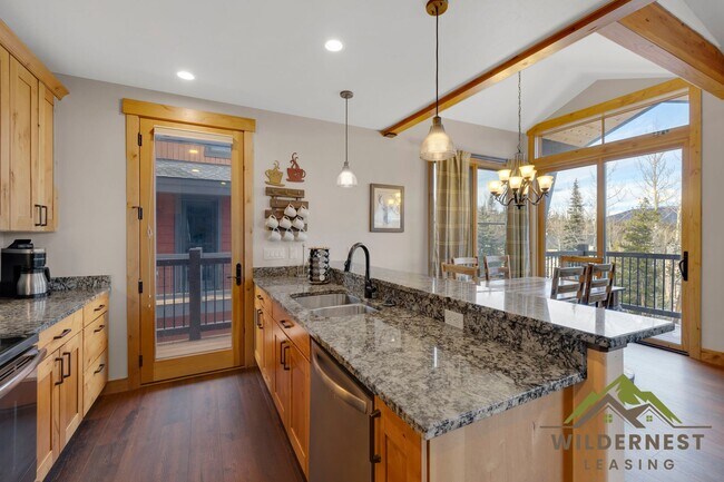 Foto del edificio - Beautiful Furnished Townhome with infared sauna, finished garage and community amenties