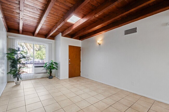 Foto del edificio - Available March 1, 2026. Updated 2 Bedroom 1.5 Bath Duplex with private dedicated pool.