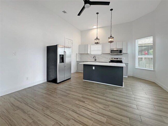 Building Photo - 306 Stiles St