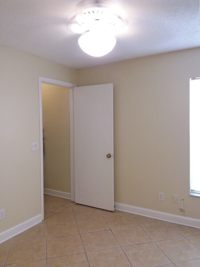Building Photo - 2 Bedroom 2 Bathroom End Unit Townhome Close to NAS