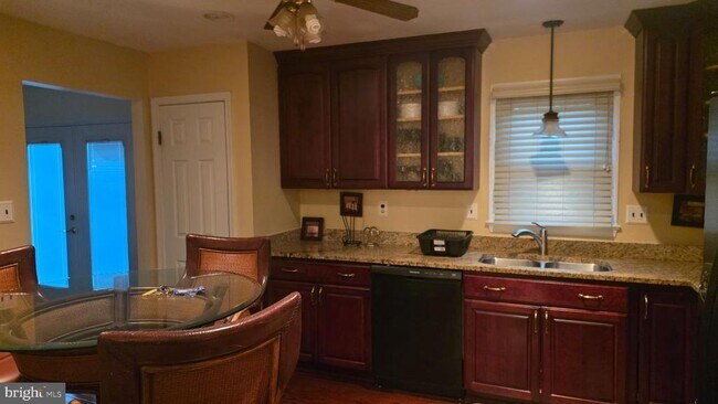 Foto del edificio - 8744 Valley Dr