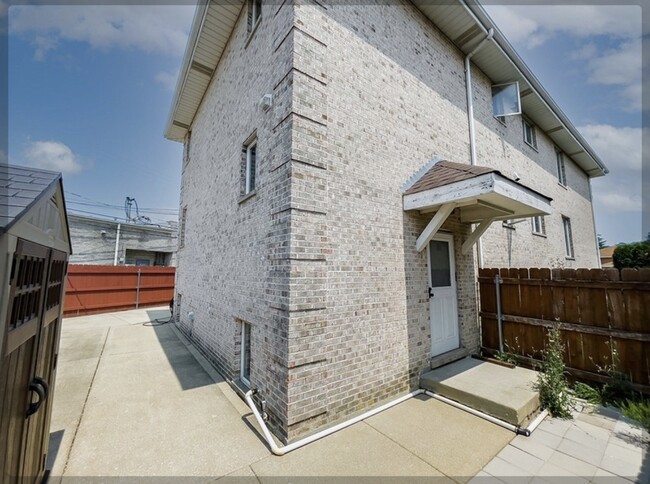 Building Photo - 5340 6th Ave