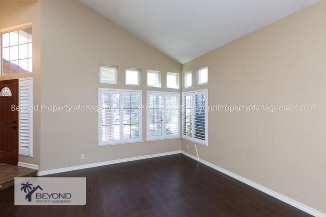 Foto del edificio - ELEGANT 4BR/2.5BA H in HOME IN OCEANSIDE P...