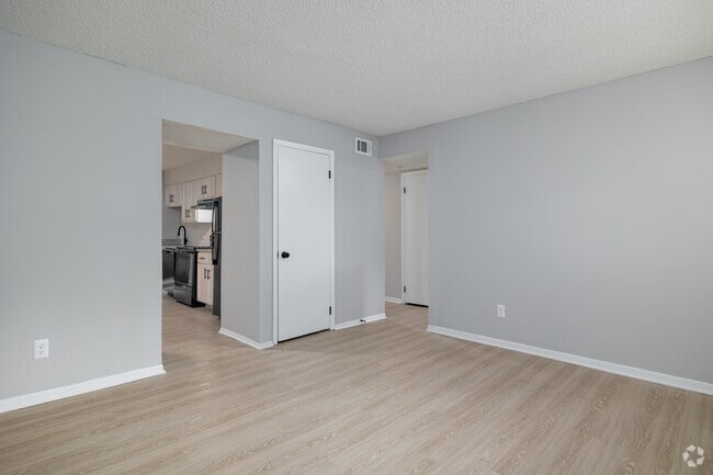 2BR, 2BA - 980SF - Living Room - Avondale Place