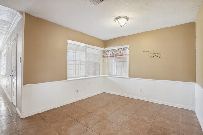 Building Photo - 1003 Suwanee Ln