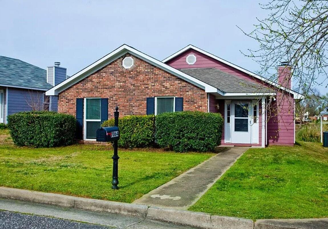 Foto principal - 7064 Stoneybrook Dr