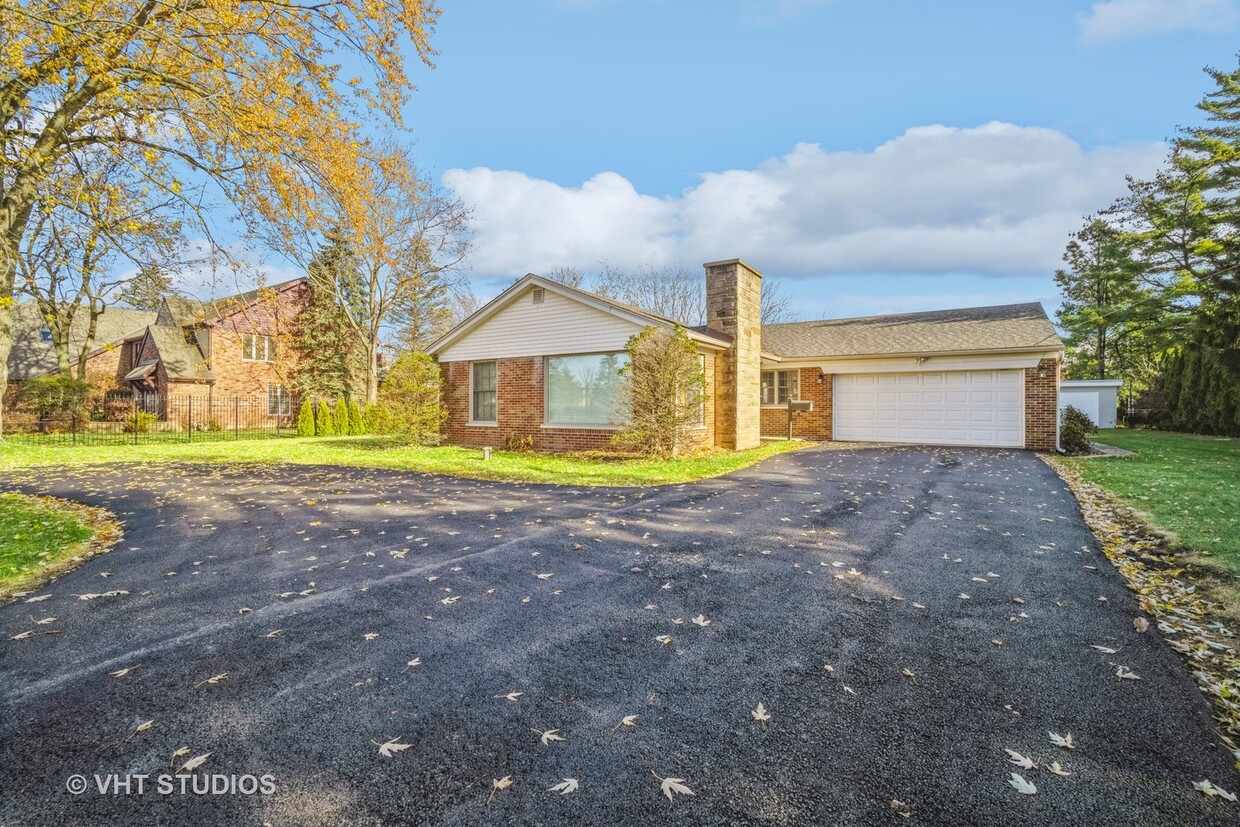 Primary Photo - 2425 Pfingsten Rd