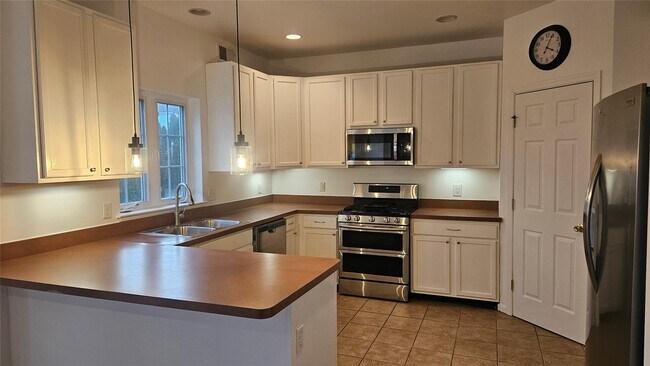 Building Photo - 2719 Colonial Dr