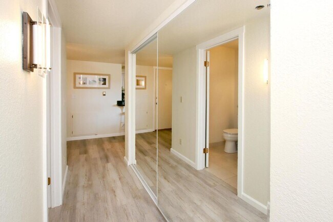 Foto del edificio - Prime Central Location / Available NOW!!!