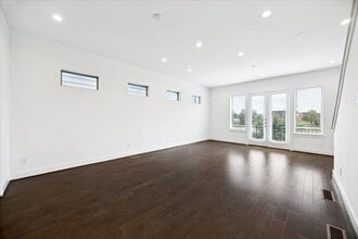 Building Photo - 2612 Bastrop St