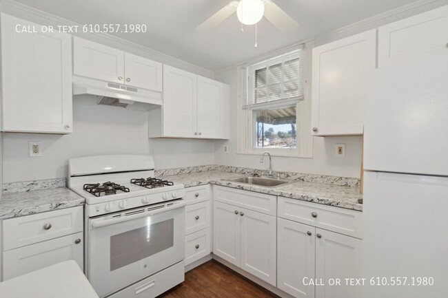 Building Photo - Updated 2 Bedroom 1 Bath Home in centrally...