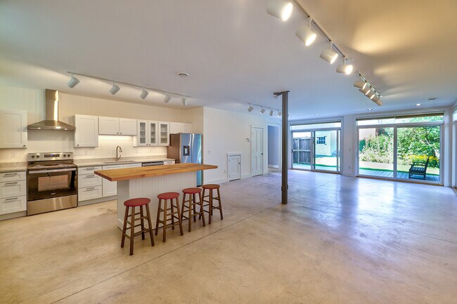 Spacious living/dining room - 173 S Prospect St