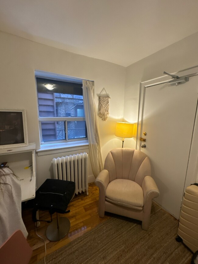 Photo du bâtiment - 496 Montrose Ave - 17