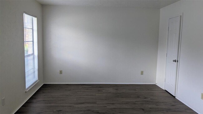 Foto del edificio - 4020 Blue Flag Ln
