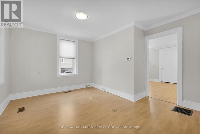 Building Photo - 10 Wellington St E