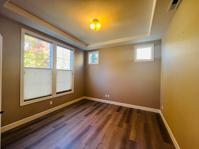 Building Photo - Beautifully Updated 5 Bedroom Home with a Primary En-Suite on Both the Main and Upper Level Conve...