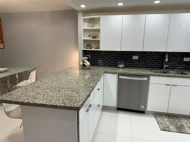 Building Photo - 6039 Collins Ave