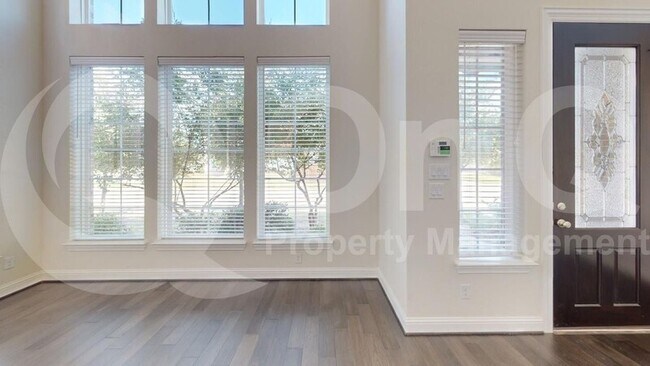 Foto del edificio - 4929 Shore Crest Dr