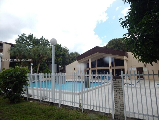 Foto del edificio - 14415 N Kendall Dr