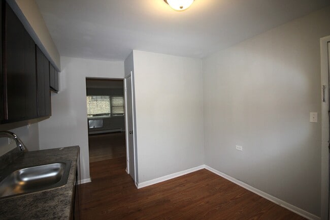Building Photo - 1642 W Morse Ave