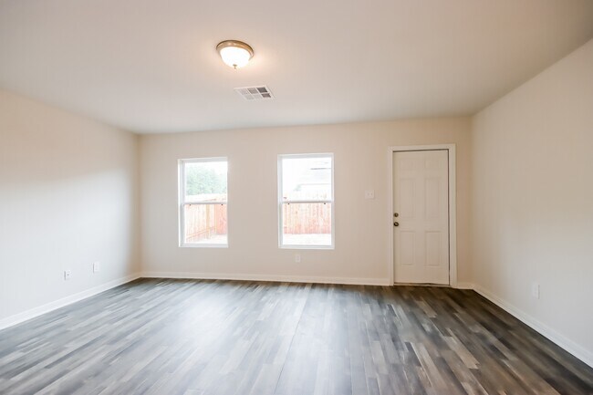 Foto del edificio - 15505 Briar Forest Dr