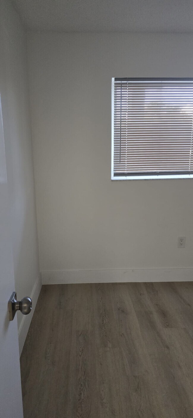 Foto del edificio - 8465 Sunrise Lakes Blvd