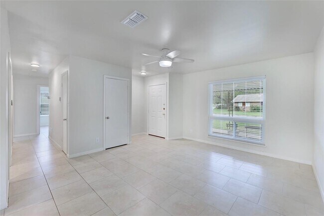 Foto del edificio - 2713 Friar Tuck Ln