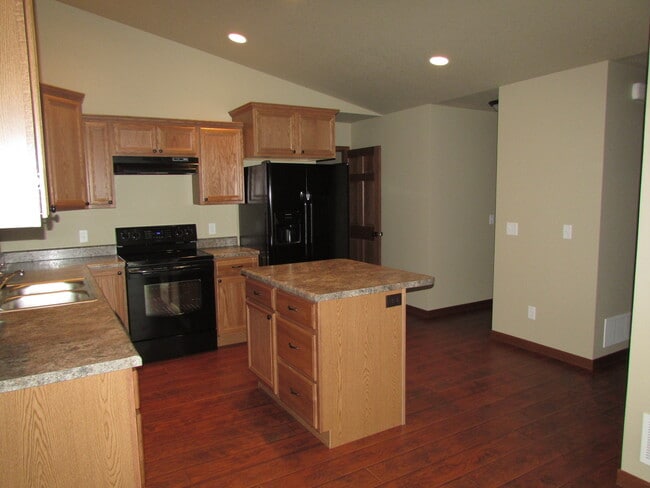 Building Photo - 3 BEDROOM | 2 BATH | GARAGE | NEWER TOWNHO...