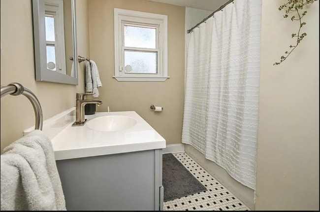 Building Photo - 655 Elmeer Ave