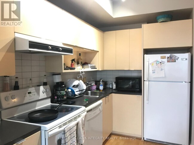 Building Photo - 324-1324 Laurier Ave W