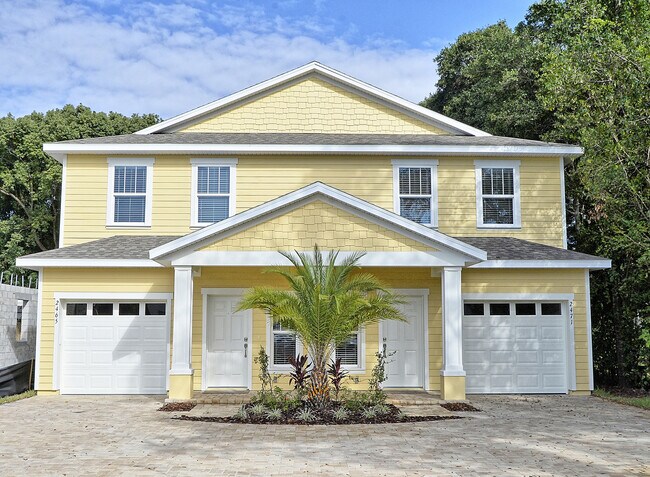 Building Photo - 3 Bedroom, 2.5 Half Bath Town Home Downtown Orlando