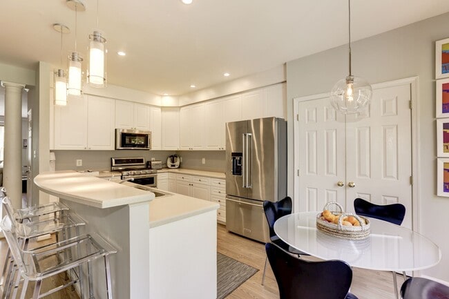 Cocina con electrodomésticos y encimeras renovados - 5742 Governors Pond Cir