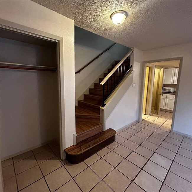 Building Photo - 7204 Creekside Dr