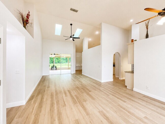 Foto del edificio - 2226 Lake Marion Dr