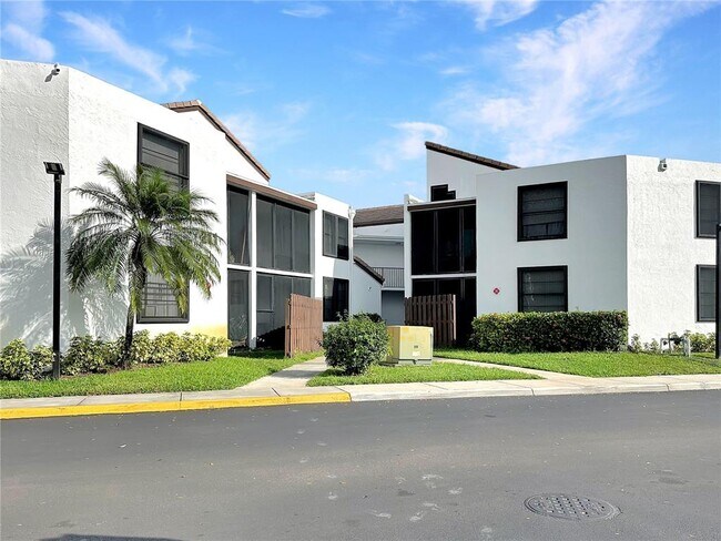 Building Photo - 211 Lake Pointe Dr