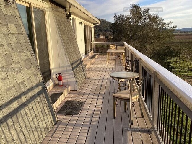 Building Photo - Upper Carriage house Flat with deck & expansive Vineyard and Sunset views