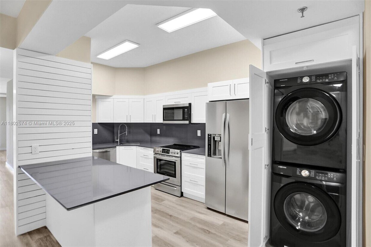 Foto principal - 8816 Collins Ave