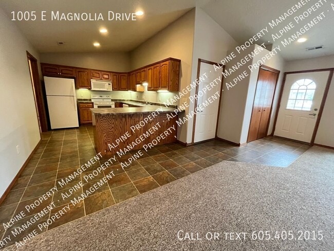 Building Photo - 1005 Magnolia Dr