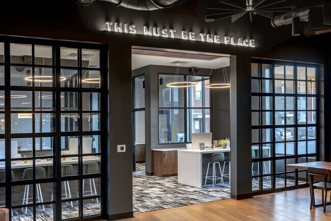 Oficina Comunitaria de Jeffrey Park - Iron Works at Jeffrey Park