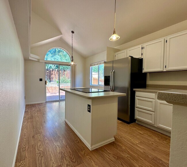 Foto del edificio - Cheery 3 bedroom 2 Bath Home! Available to...