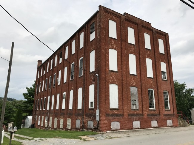 Building Photo - 9 Maple St