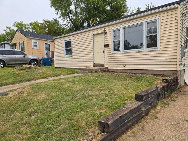 Building Photo - 422 Plaza Ave