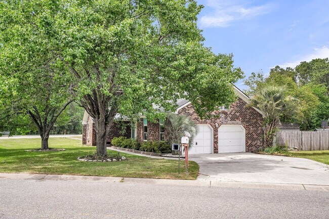 Foto del edificio - Comfortable Living with Modern Upgrades in Prime Goose Creek Location