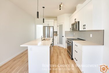 Building Photo - Pet Friendly Main Floor Suite with Fenced Yard