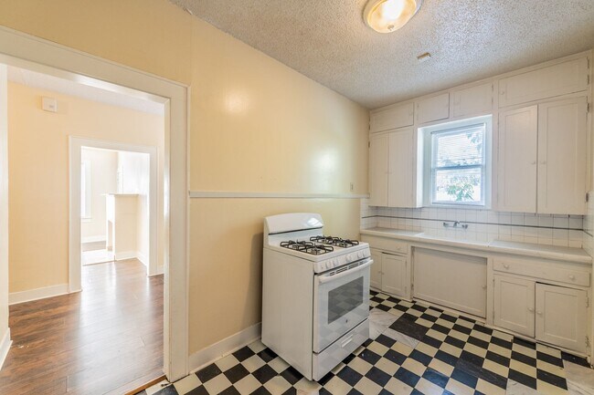 Foto del edificio - 327 Eleanor Ave