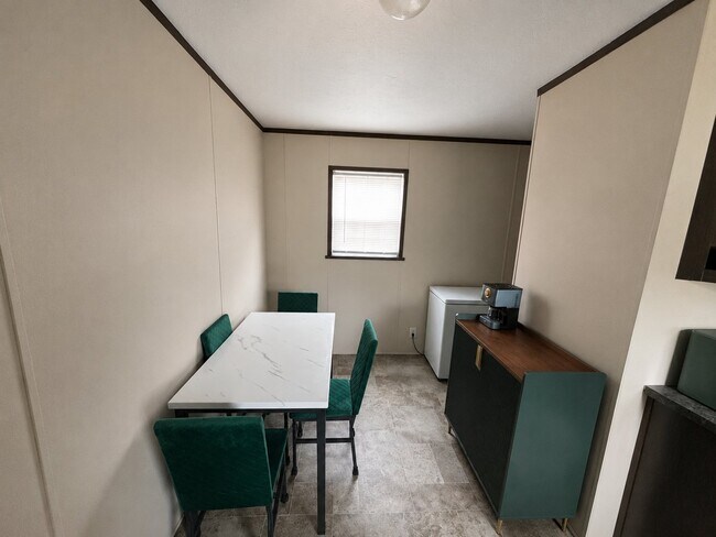 Foto del edificio - 184 Lakeshore Cir