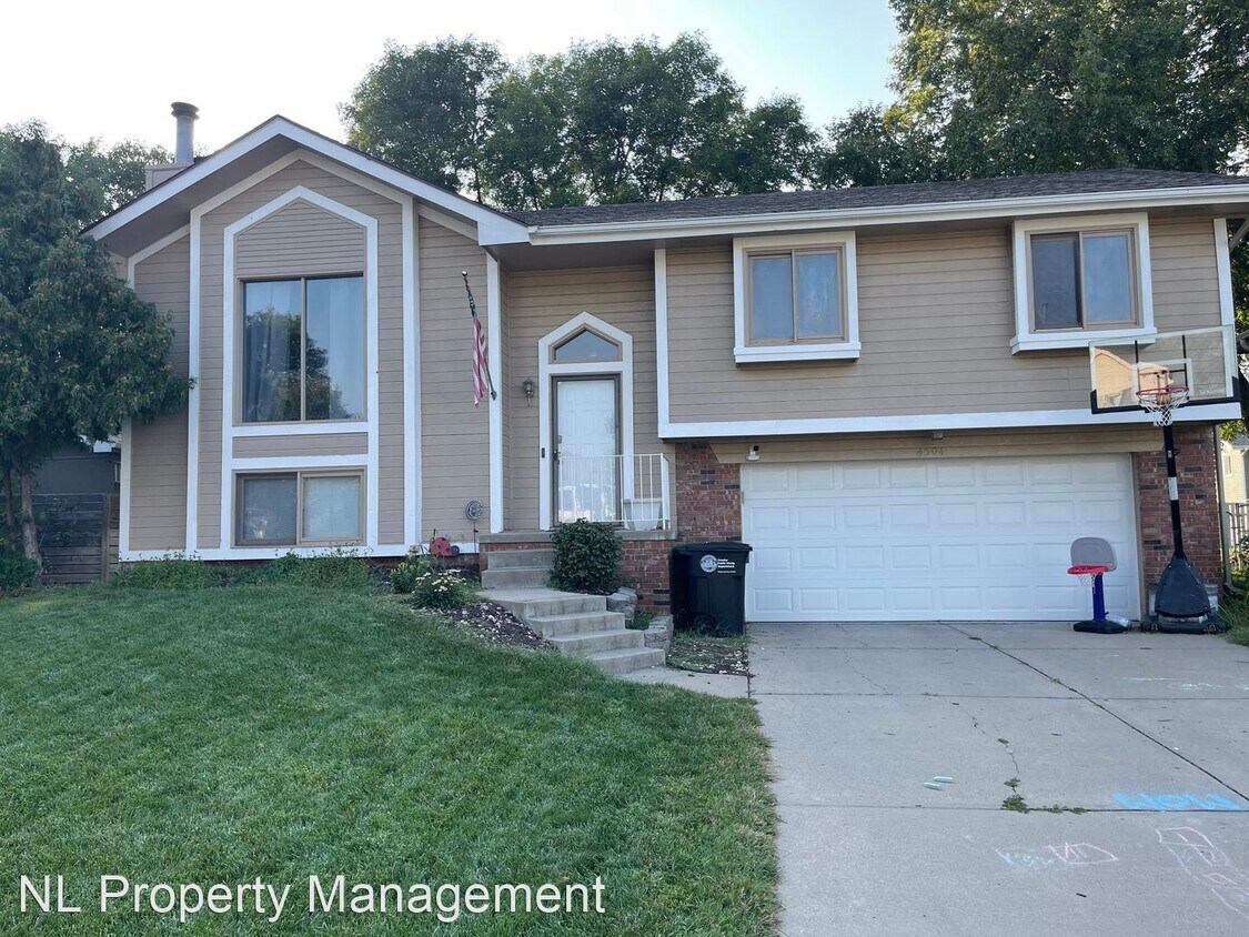 Foto principal - 3 br, 2.5 bath House - 4504 S 147th Street