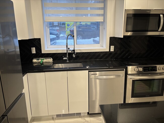 Building Photo - 4820 De La Côte-Sainte-Catherine