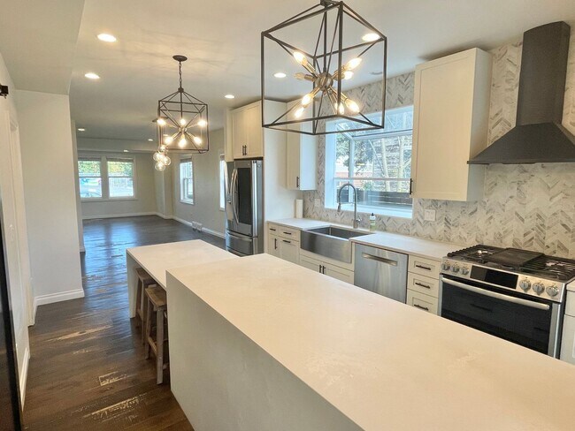 Building Photo - Elegant Craftsman Home in Queen Anne