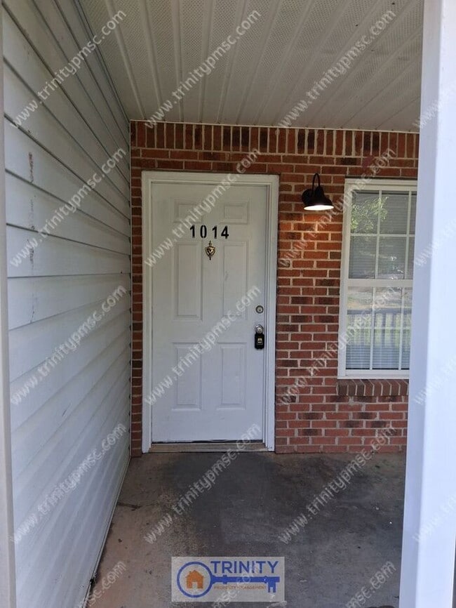 Building Photo - NEWLY UPDATED!! Ready and waiting for you!